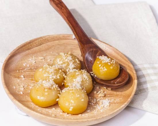 Glutinous Rice Balls Coated with Crushed Peanut & Sesame 糖不甩